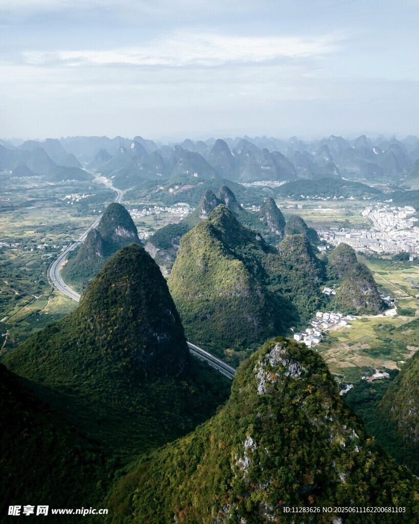 壯美山巒俯瞰圖