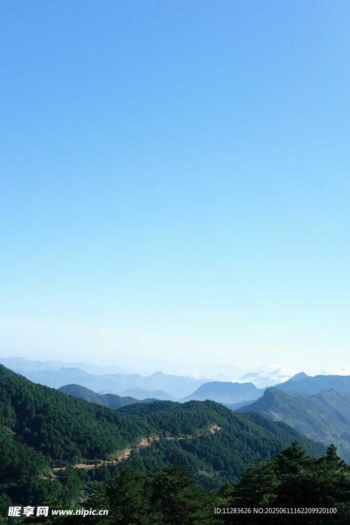 山巒疊翠間的藍天美景