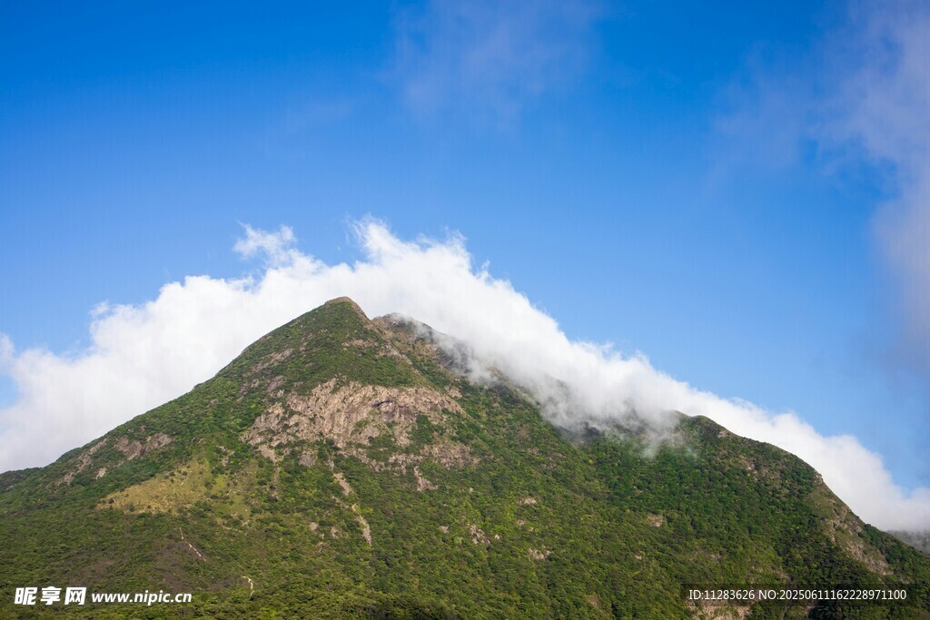云霧繚繞的翠綠山峰