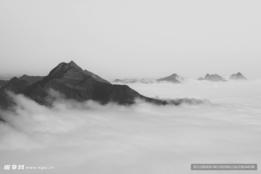 云海中的巍峨山峰