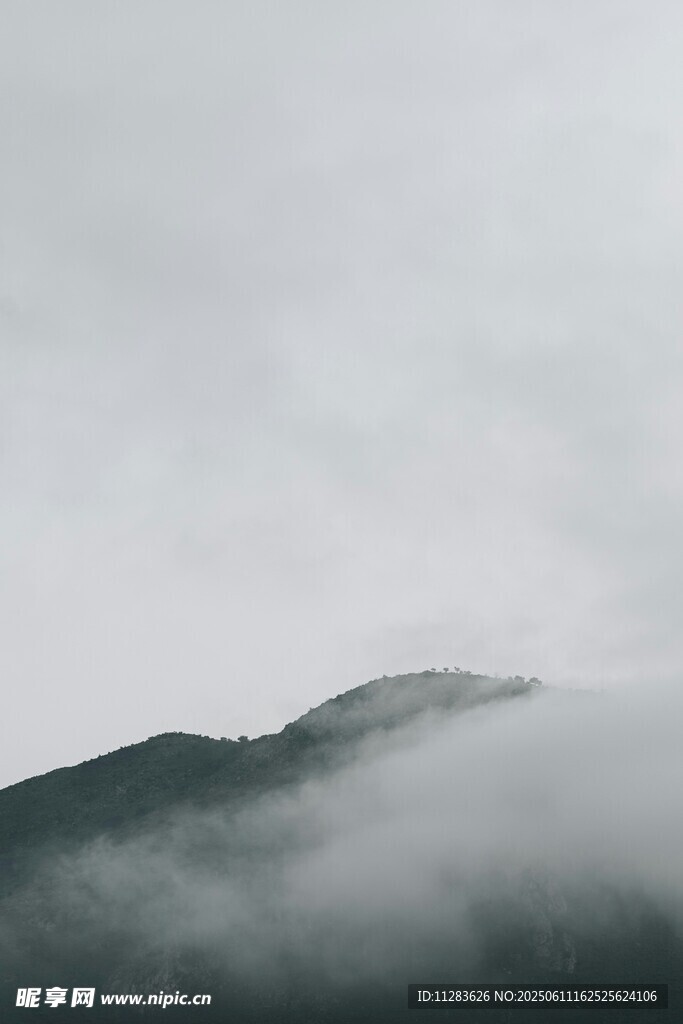 山間云霧繚繞的朦朧景致