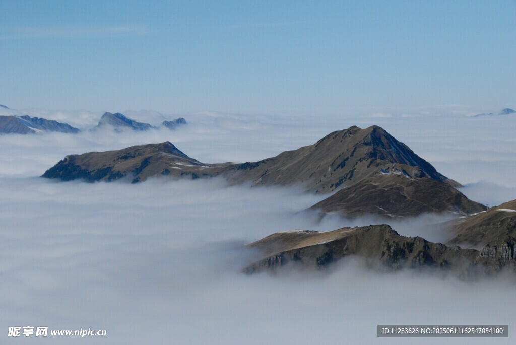 云海中的巍峨群山