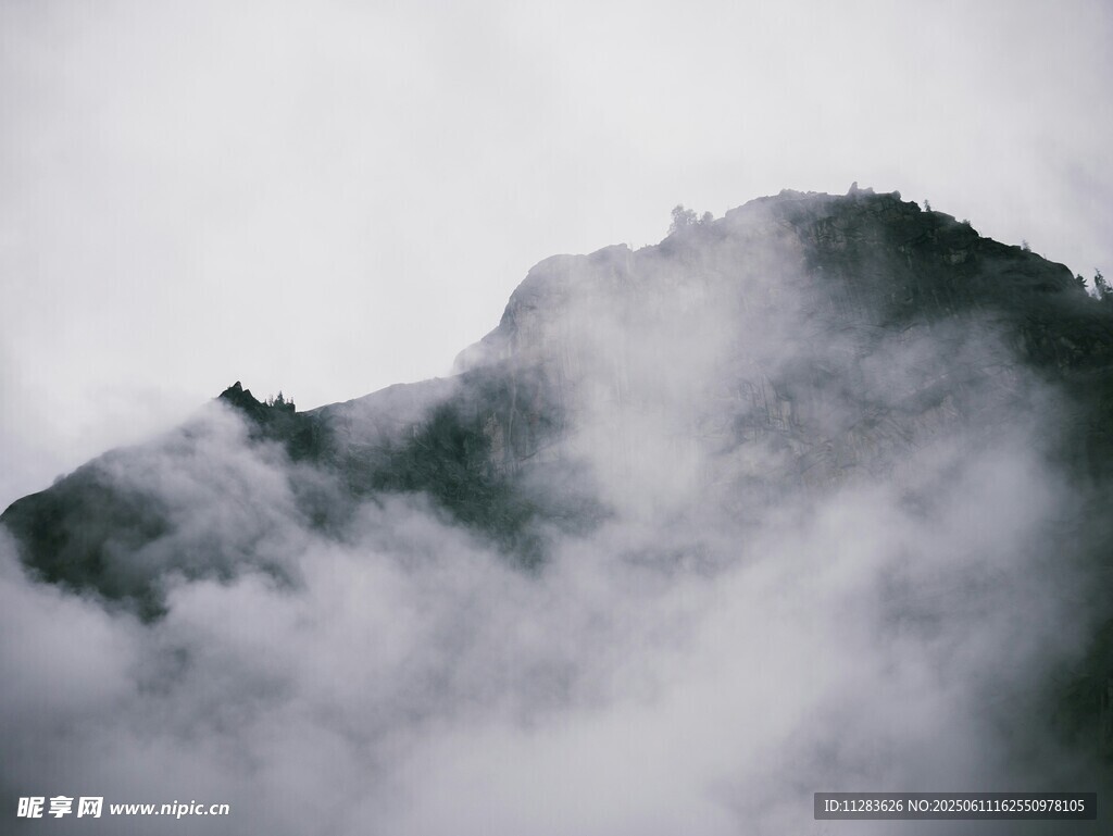 云霧繚繞的山巒美景