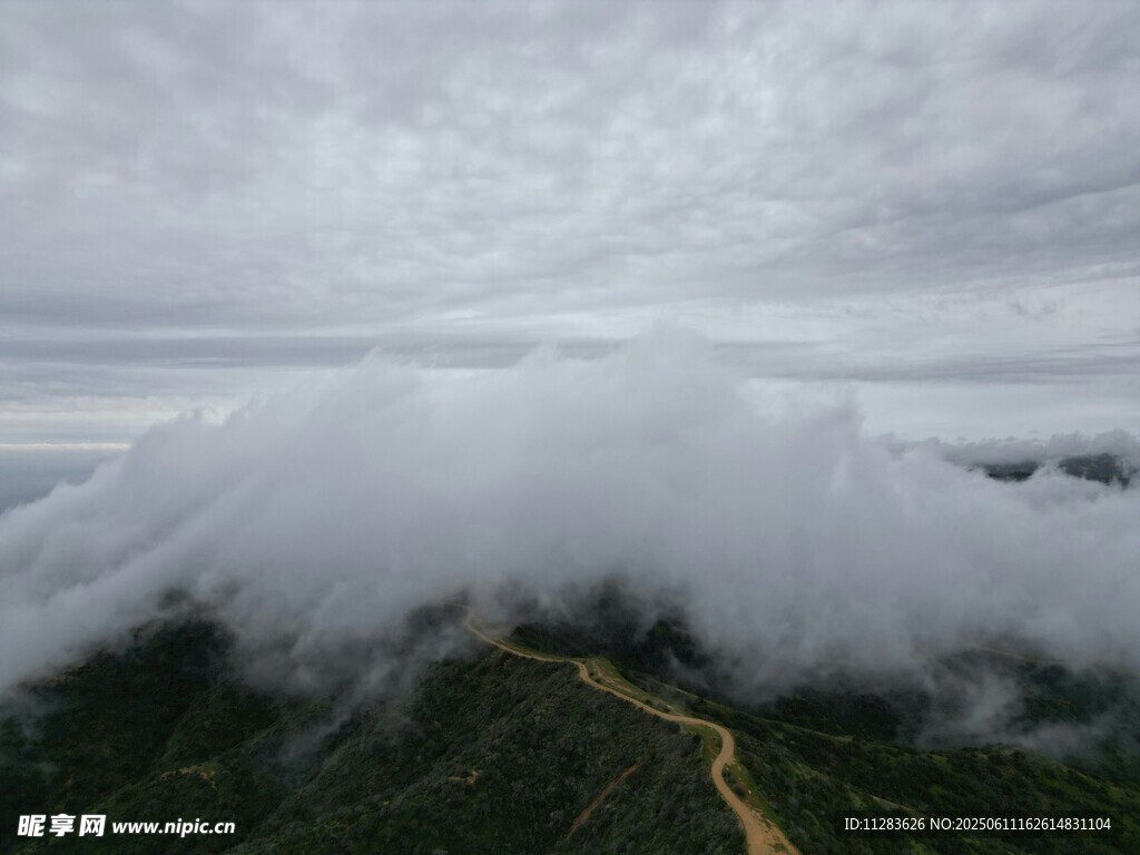 云霧繚繞山間蜿蜒小路