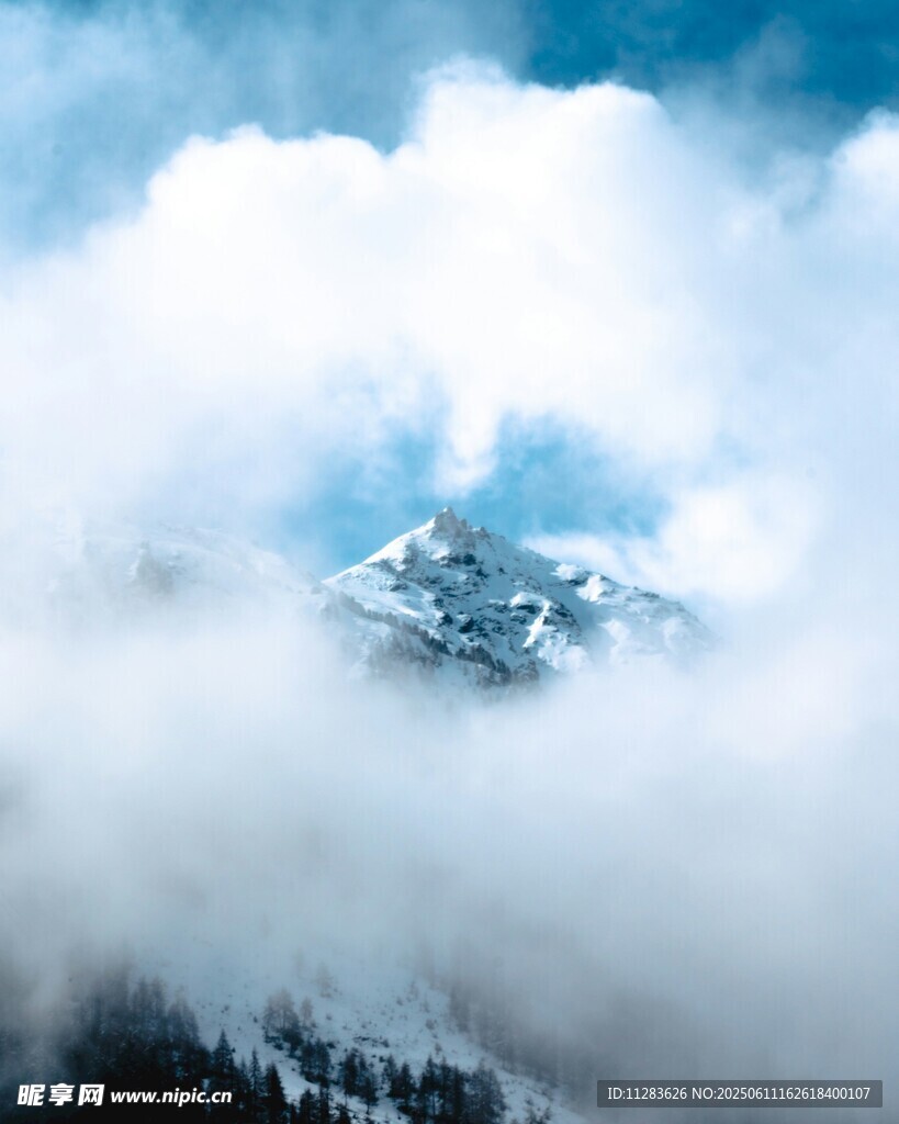 云霧繚繞中的巍峨雪山