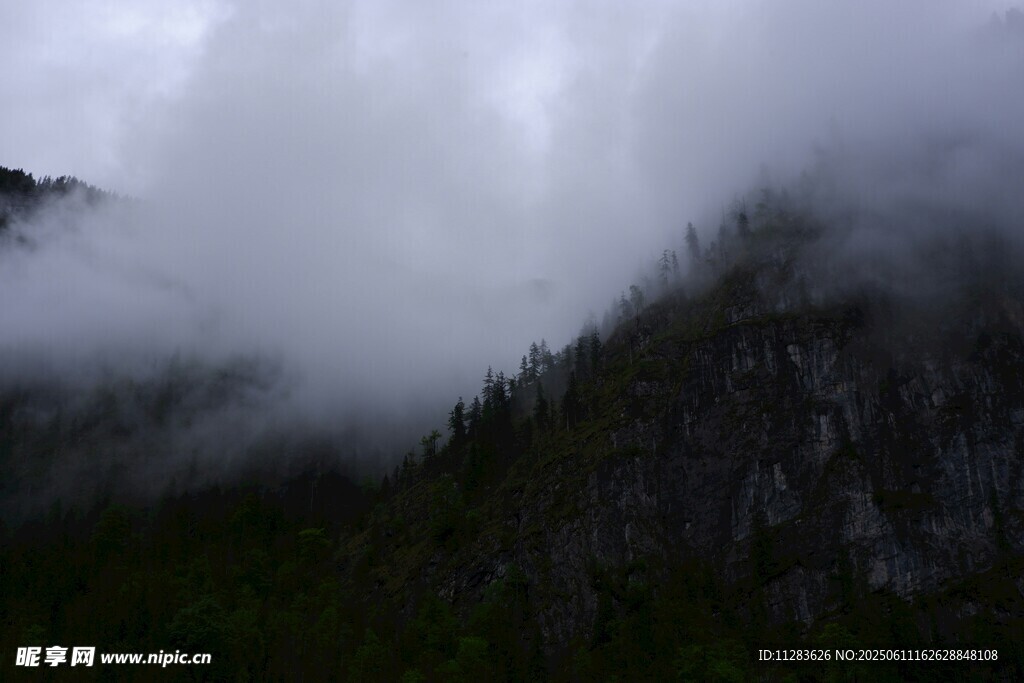 云霧繚繞的山巒美景