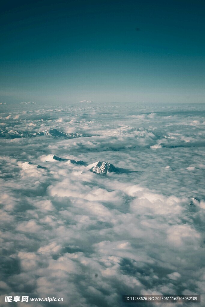 高空俯瞰云海壯麗景觀