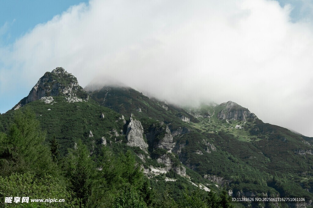 云霧繚繞的巍峨青山