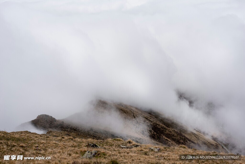 云霧繚繞的巍峨山峰