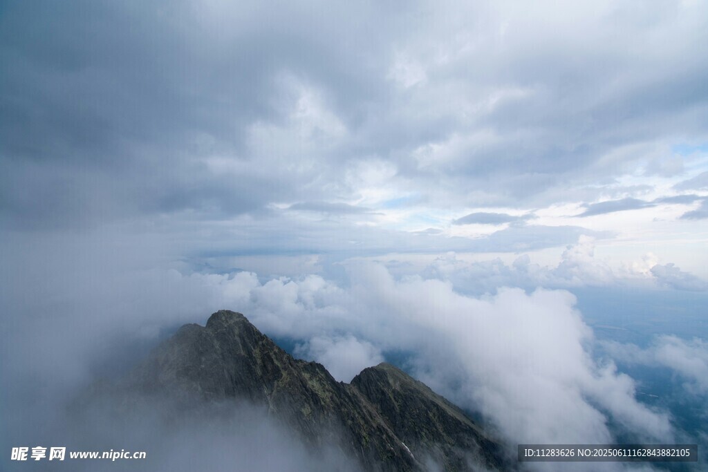 云霧繚繞的巍峨山峰