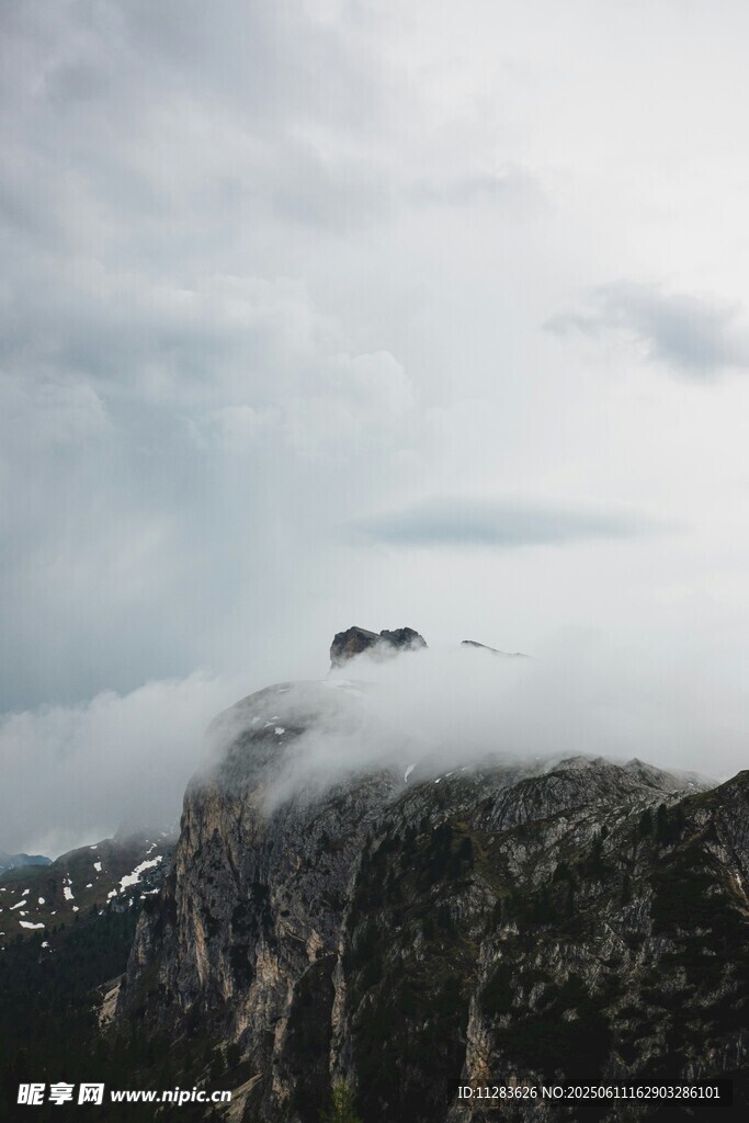 云霧繚繞的巍峨山峰