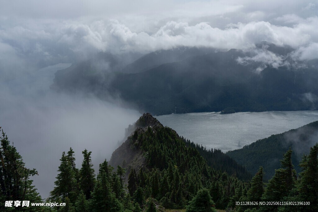 云霧繚繞的山間湖泊美景