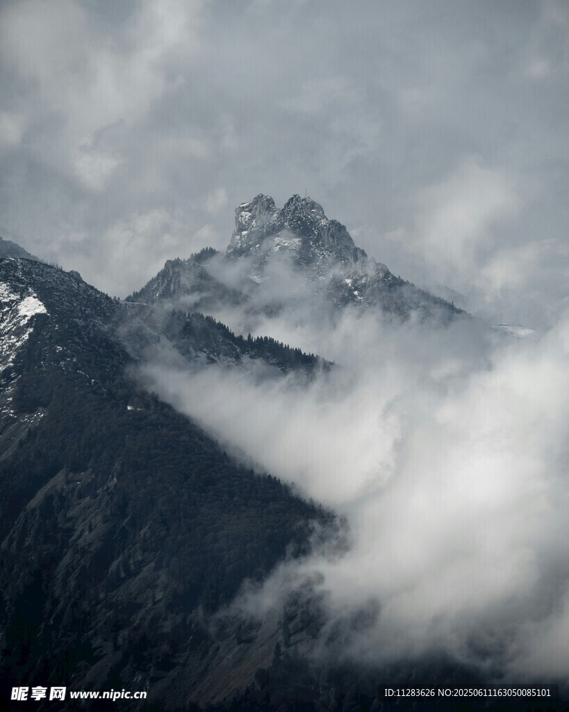 云霧繚繞的巍峨山峰