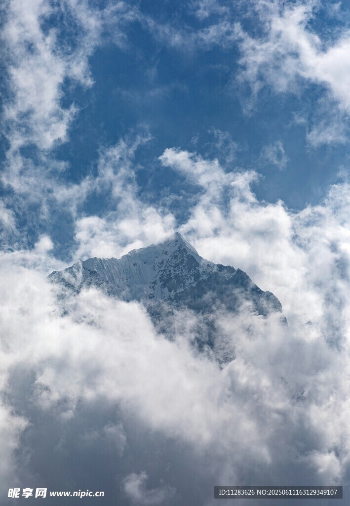 云端雪山美景
