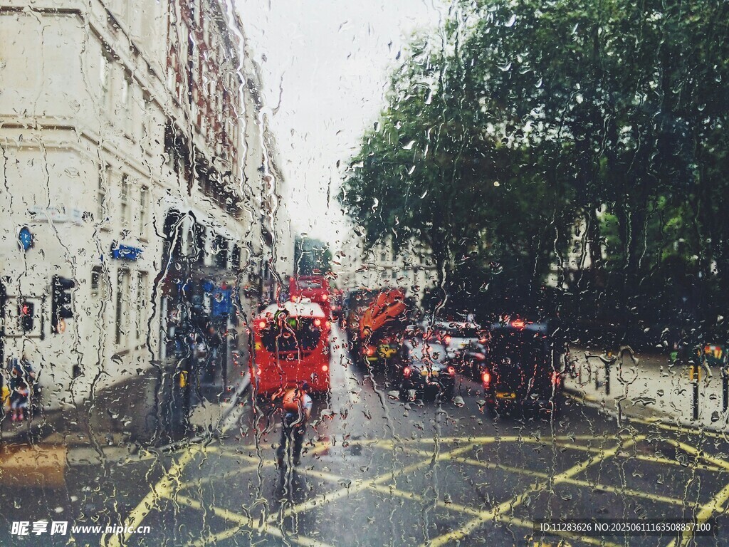 雨中騎行者與城市街道景象