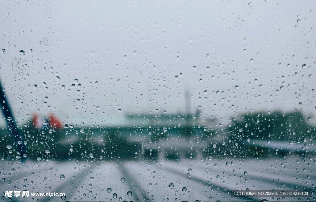 雨中模糊的道路景象