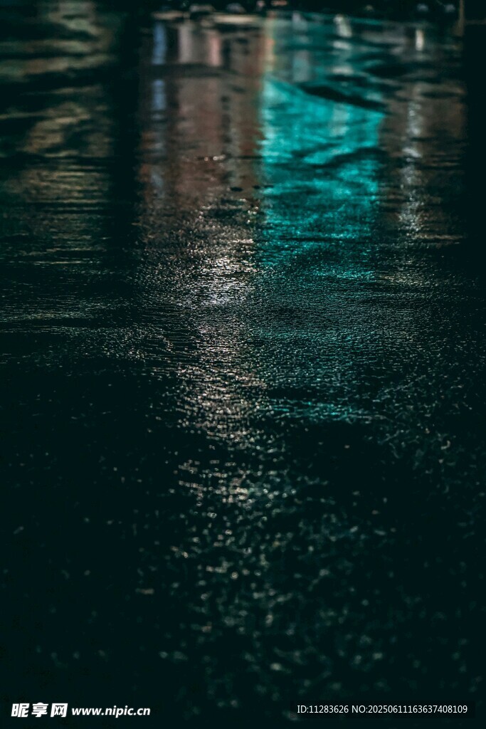 雨夜城市地面光影倒影