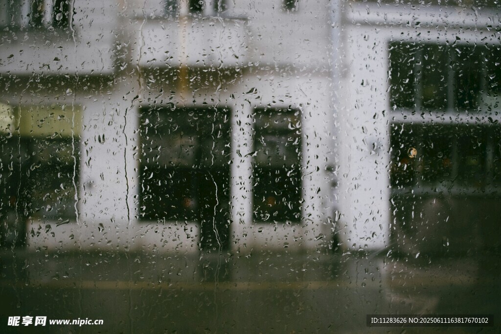 雨中城市建筑景象