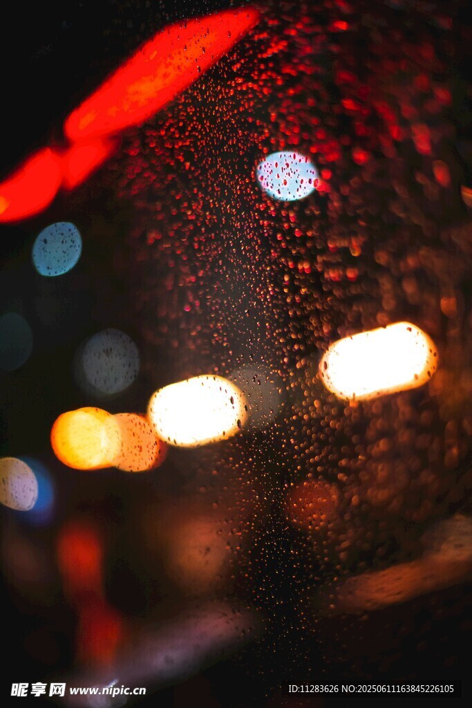雨夜車窗上的斑斕光影