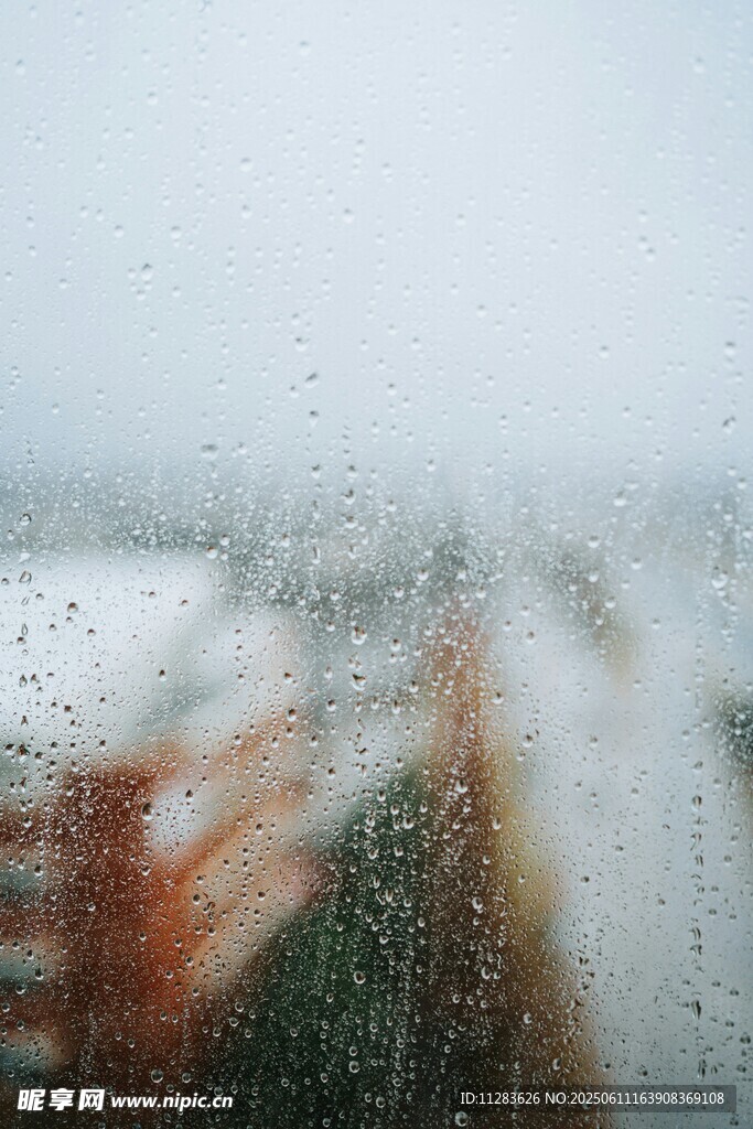 雨中車(chē)窗景象