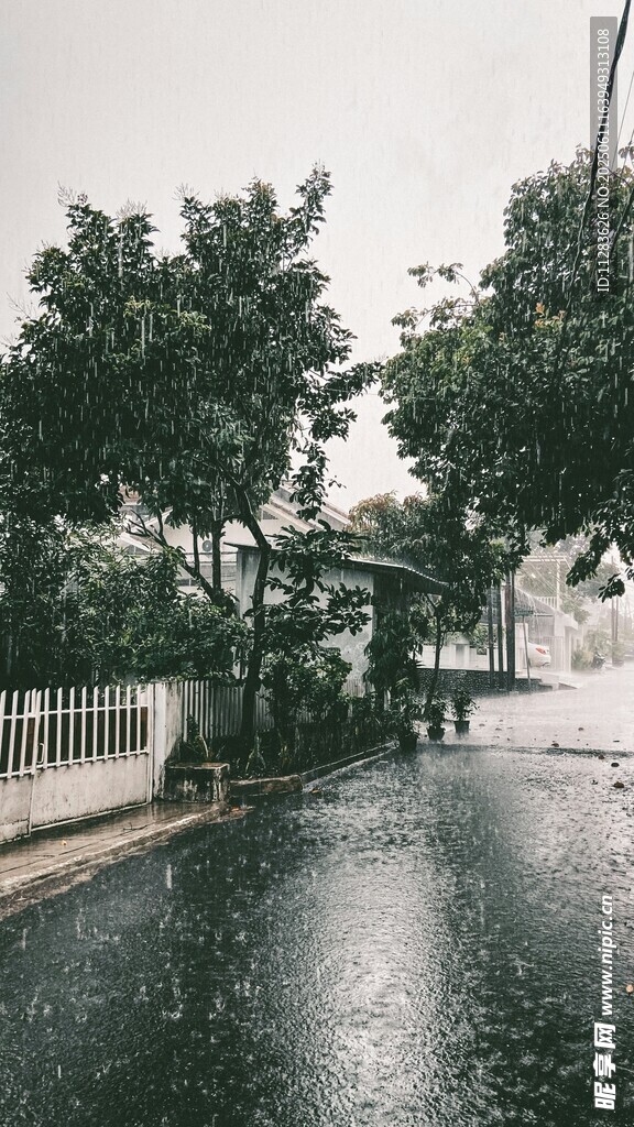 雨中街道
