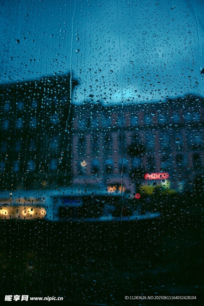 雨夜窗外街景