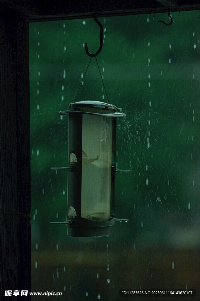 雨夜窗前的復古風掛燈