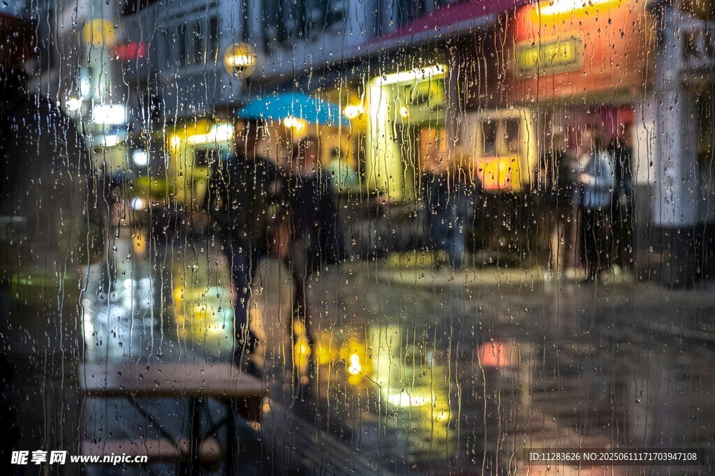 雨夜街頭行人的朦朧景象