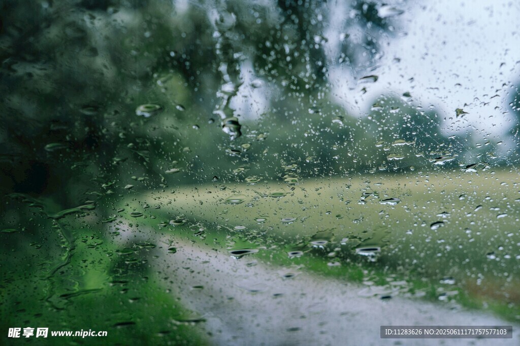 雨中鄉間小路