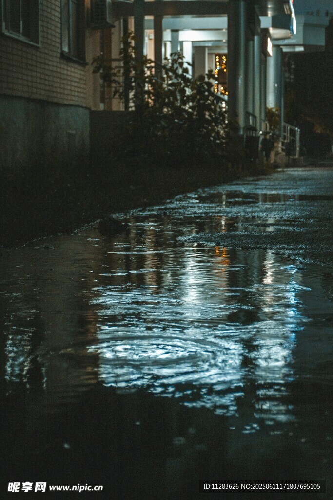 雨后街道積水倒影景象