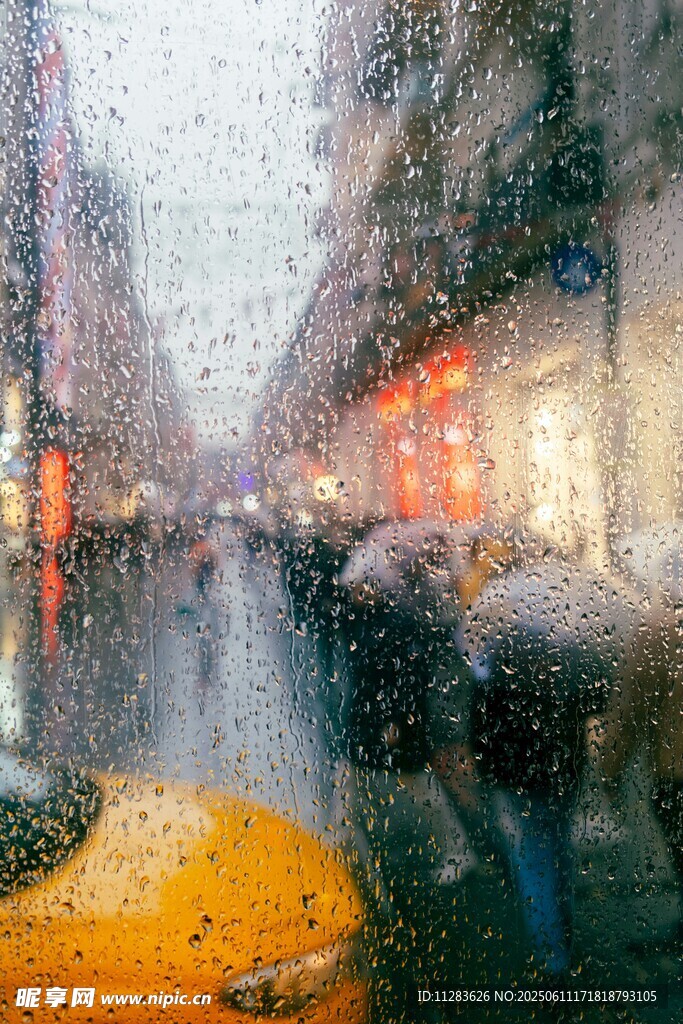雨中城市街道的繁忙景象