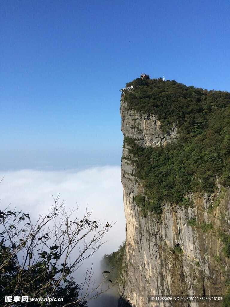 懸崖之巔的壯美云海景觀
