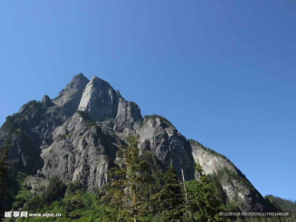巍峨山峰藍天相伴