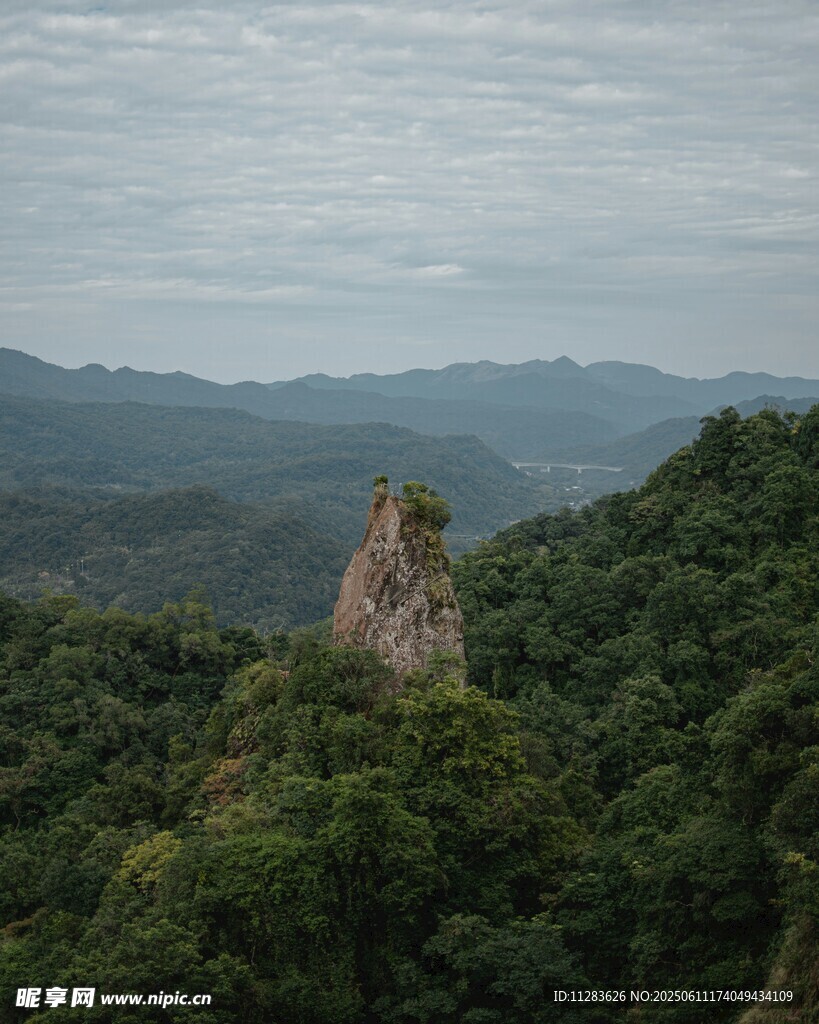 山林間的孤聳巖石