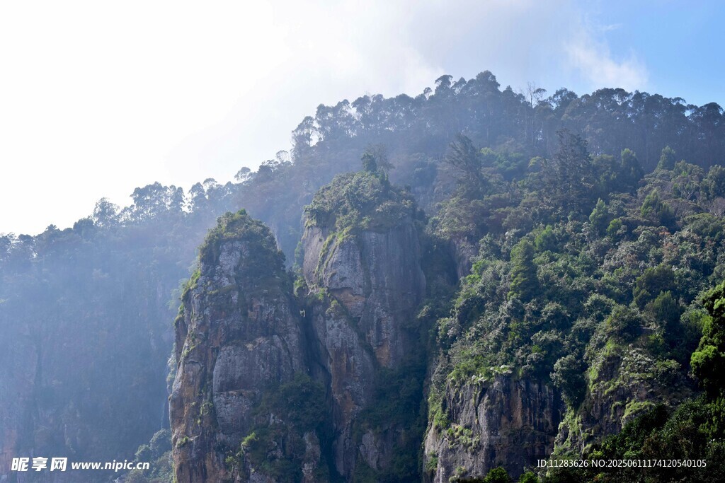 奇峰聳立的壯美山巒