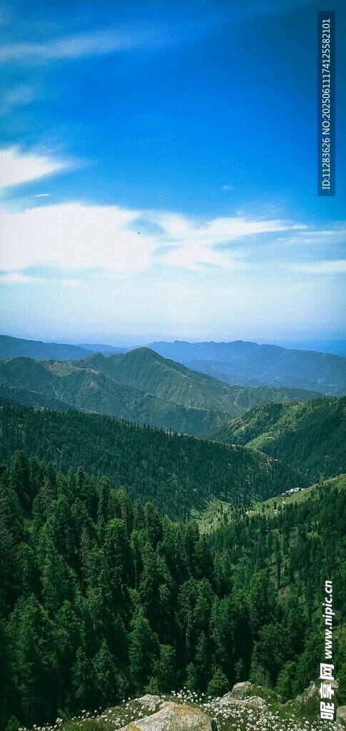 青山翠林間的藍天美景