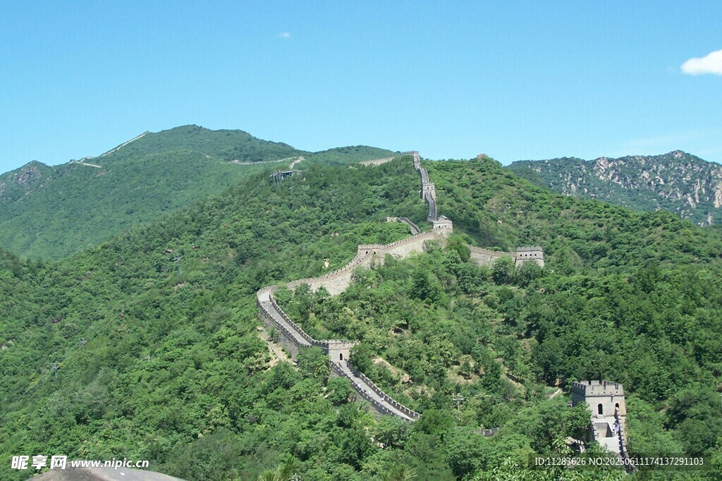 俯瞰蜿蜒于青山間的長城