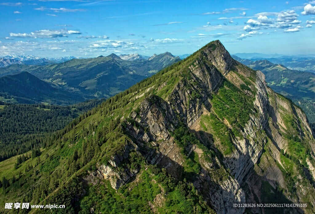 巍峨青山俯瞰壯麗景致