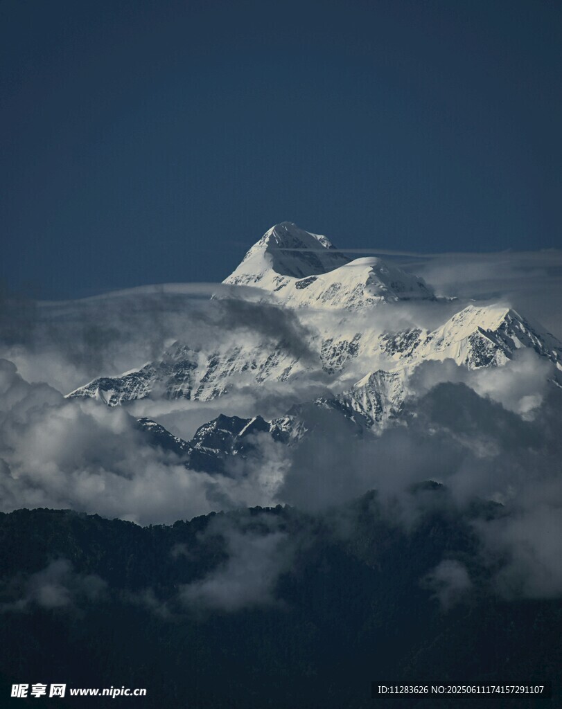 巍峨雪山穿云海