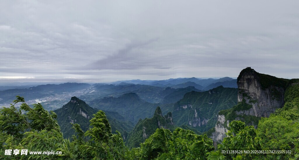 壯美山巒間的蔥郁景致