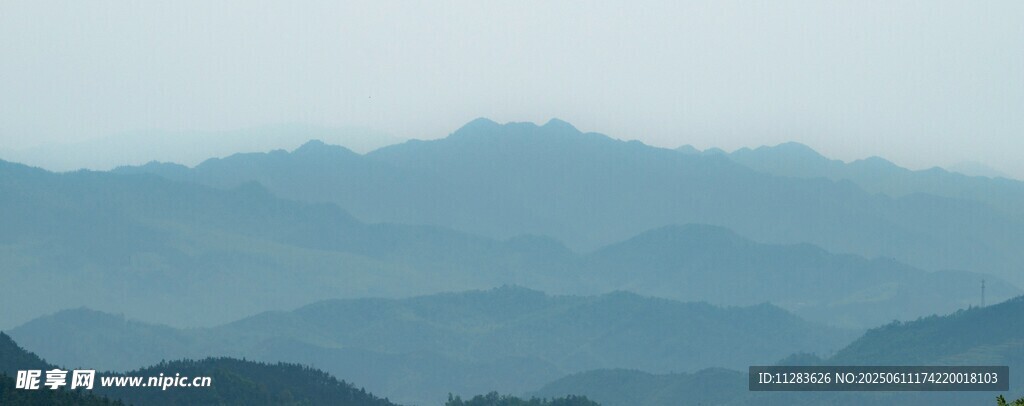 遠(yuǎn)山層疊美景