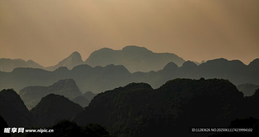 壯麗山巒剪影