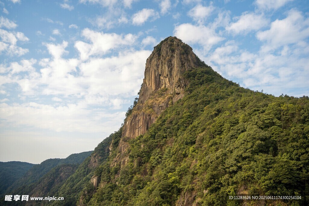 巍峨青山