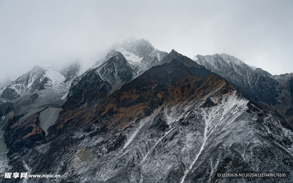 巍峨雪山壯麗景致