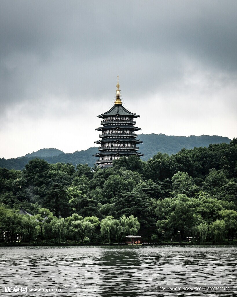 西湖畔的雷峰塔