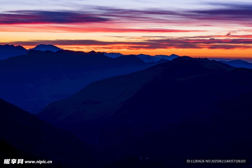 壯麗山間日落美景