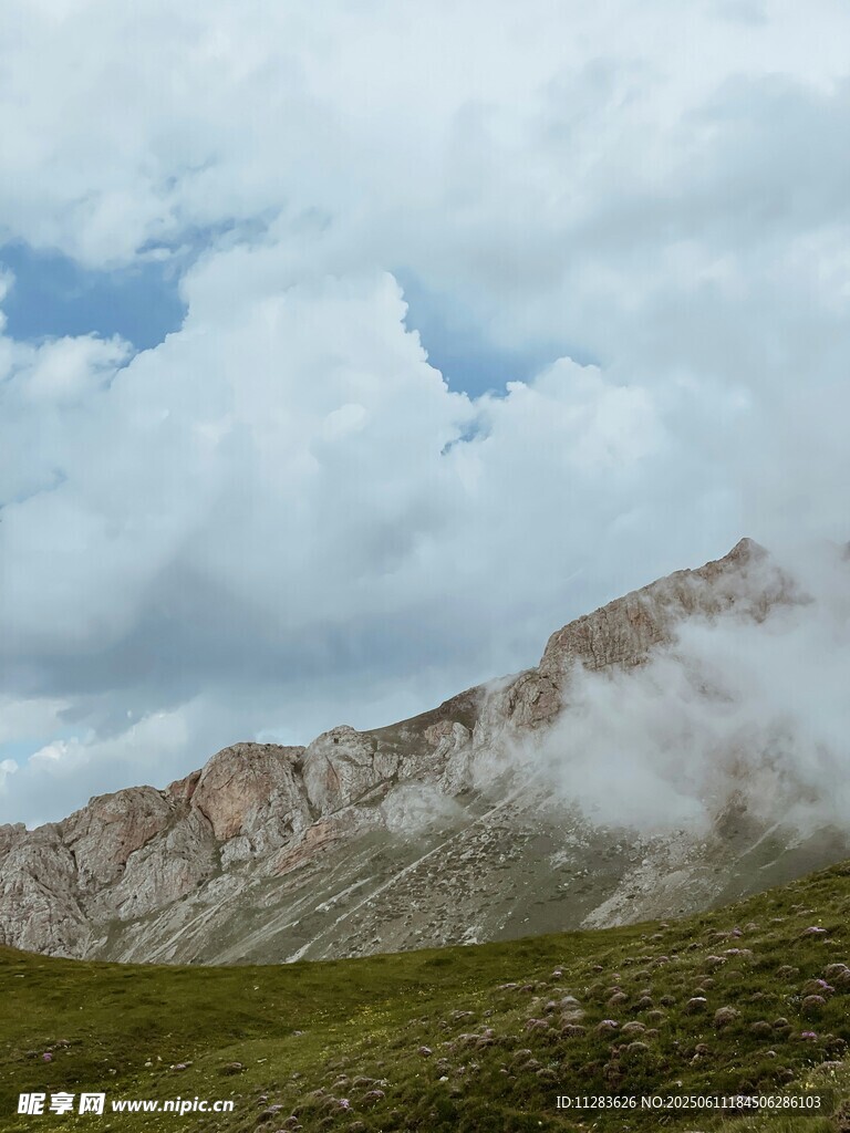 云霧繚繞的壯麗山峰