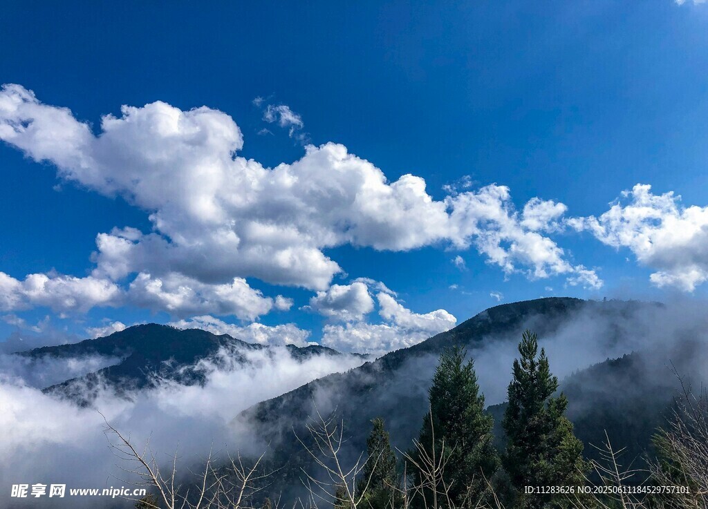 山間云海藍(lán)天美景