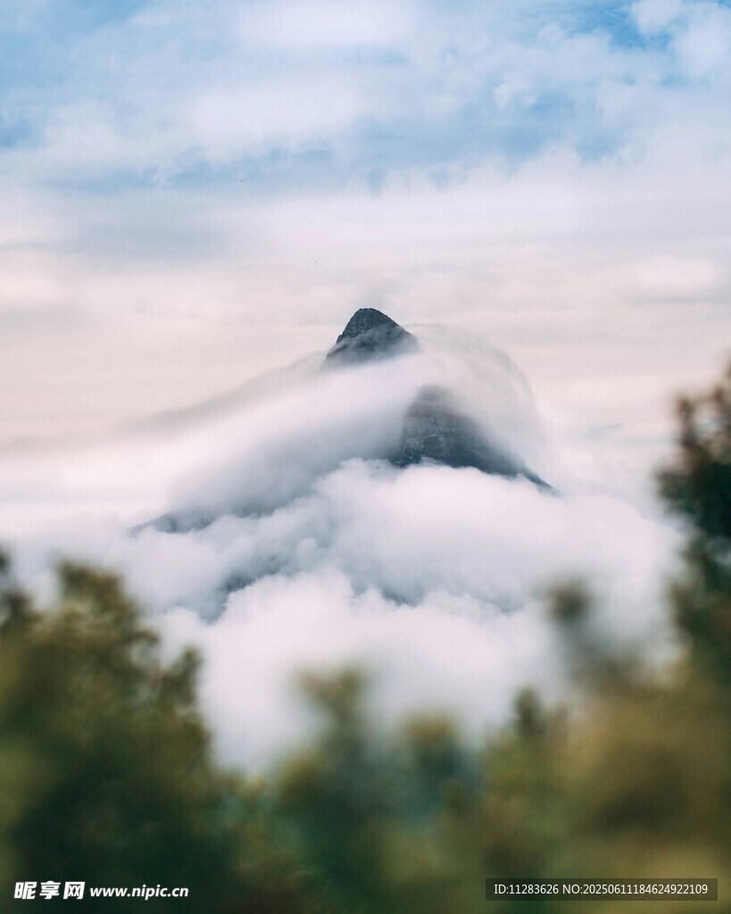云霧繚繞中的巍峨山峰