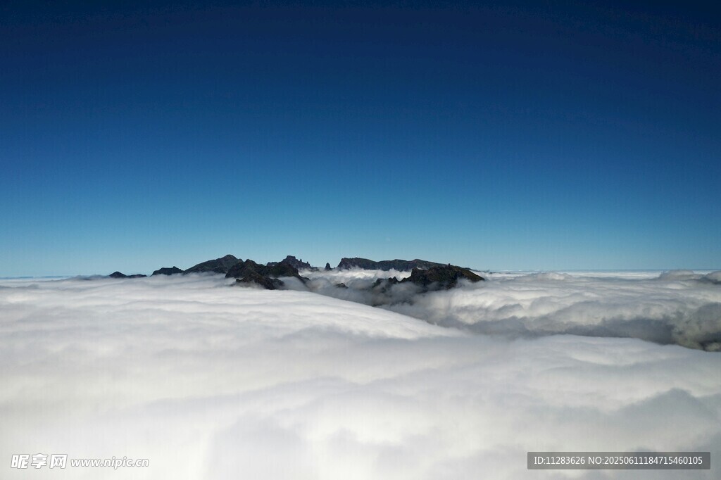 云海之上的壯麗山景
